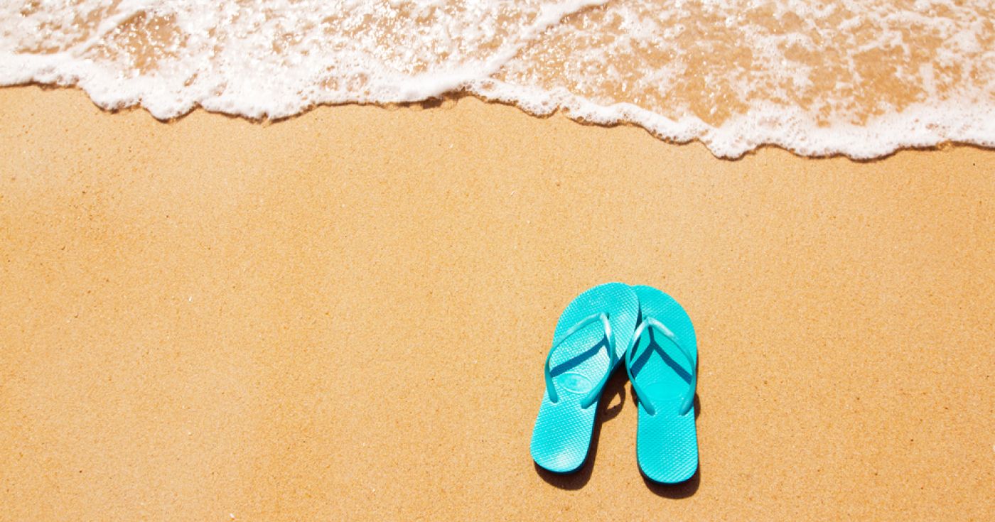 Flip-Flops an einem sandigen Strand